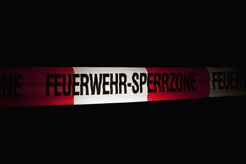 无人,横图,室内,特写,白天,正面,静物,一排,阴影,黑色背景,整齐,反射,英文,标志,文字,影子,字符,字母,分开,标识,排列,红色,白色,隔断,摄影,影棚,英文字母,隔离,队列,封闭,间隔,警戒线,封锁线,断绝,隔开,屏蔽,屏绝,远离,中断,阻遏,阻隔,封锁,彩图,影棚拍摄,拍摄