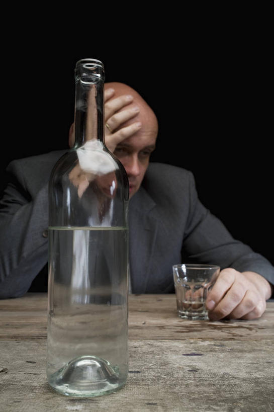 西方人,一个人,坐,闭眼,竖图,室内,白天,正面,西装,桌面,桌子,杯子,欧洲,非洲,黑人,欧洲人,仅一个男性,仅一个人,仅一个中年男性,撑,握,黑色背景,套装,正装,木制,拿,拿着,职业装,玻璃制品,酒瓶,玻璃瓶,酒杯,木制品,瓶子,握着,摄影,影棚,撑着,男人,男性,中年男性,非洲人,玻璃杯,闭眼睛,闭着眼,闭着眼睛,坐着,半身,彩图,影棚拍摄,拍摄,利口酒杯