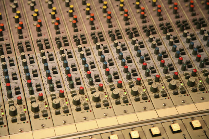 无人,横图,俯视,室内,特写,白天,零件,电路,静物,一排,许多,关闭,阴影,整齐,并列,并排,反射,影子,很多,加工,开关,排列,按钮,打开,放大,修饰,混合,录音棚,录音室,播音,开启,队列,广播,调音台,分配,平行,闭合,调音控制台,彩图,高角度拍摄
