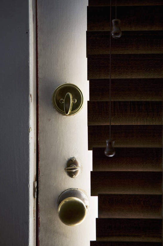 无人,竖图,室内,特写,白天,正面,窗户,门,静物,百叶窗,墙,墙壁,墙面,把手,门把手,门框,门把,拉手,彩图