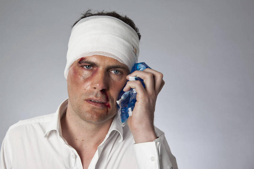 西方人,脸,头,脸颊,手,一个人,横图,室内,特写,白天,正面,衬衫,欧洲,欧洲人,仅一个男性,仅一个人,仅一个中年男性,握,灰色背景,服装,纱布,拿,拿着,注视,冷冻,肩膀,衣服,白色,观察,看,手部,治疗,握着,摄影,服饰,影棚,观看,单手,固定,察看,医疗,卫生,冰袋,衣着,穿着,关注,痛苦,受伤,介质,止血,方便,衣饰,新颖,男人,男性,中年男性,白种人,头部,脸部,脸蛋,面部,绷带,半身,彩图,影棚拍摄,衬衣,拍摄