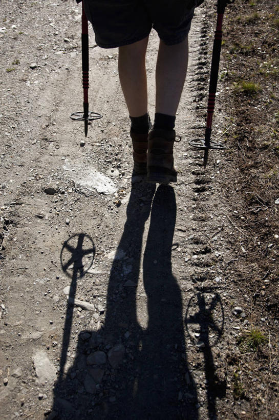 西方人,腿部,腿,一个人,走,竖图,俯视,室外,白天,道路,路,欧洲,欧洲人,仅一个女性,仅一个人,握,阴影,服装,光线,工具,器材,影子,小路,交通,拿,拿着,休闲装,衣服,阳光,仅一个中年女性,休闲,休闲服,器械,握着,服饰,乡间小路,拐杖,登山杖,辅助设备,登山棍,女人,女性,中年女性,白种人,步行,登山,爬山,散步,走路,半身,彩图,高角度拍摄