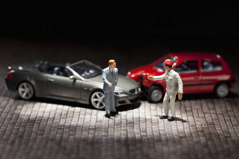 西方人,无人,两个人,商务人士,商务男性,站,横图,室内,特写,白天,侧面,衬衫,游戏,汽车,静物,帽子,玩具,雕塑,欧洲,欧洲人,两辆,阴影,黑色背景,套装,服装,生气,艺术,装饰,反射,雕刻,雕像,影子,跑车,玩,休闲装,娱乐,相视,车,衣服,工艺品,交通工具,站着,休闲,面对面,休闲服,益智,愤怒,摄影,服饰,影棚,活动,纪念,对视,恼怒,美术,愤慨,互视,怒气,气愤,发怒,发泄,怒火,消遣,智力,灾难,载具,主题,相对,商务装,情绪,争执,脾气,敞篷跑车,陈列,工薪阶层,车祸,相看,忿怒,怨恨,强烈,功能,美学,宣泄,气忿,愤恨,争辩,肝火,激动,男人,男性,中年男性,白种人,白领,上班族,玩耍,嬉戏,站立,争论,彩图,全身,影棚拍摄,衬衣,拍摄