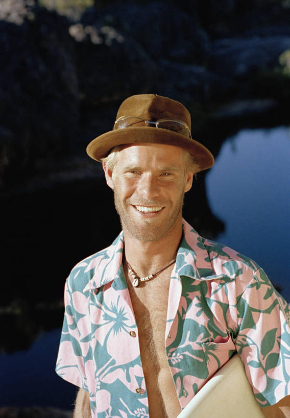 西方人,一个人,站,笑,微笑,露齿笑,竖图,室外,白天,正面,民族服装,衬衫,湖,湖泊,水,帽子,项链,欧洲,欧洲人,仅一个男性,仅一个人,仅一个中年男性,握,阴影,光线,草帽,冲浪板,影子,湖面,水流,水面,注视,运动器械,装饰品,一个,阳光,饰品,首饰,湖水,观察,看,站着,健身器械,握着,单个,观看,察看,关注,健身器材,一顶,冲浪装备,男人,男性,中年男性,白种人,站立,半身,彩图,衬衣,传统服装,民俗服,夏威夷衬衫,运动器材