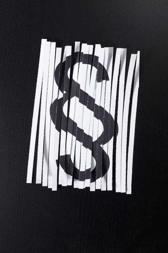 无人,竖图,室内,特写,白天,正面,静物,一排,黑色背景,破碎,整齐,符号,纸,复印纸,纸张,排列,白色,黑色,摄影,影棚,破裂,队列,摧毁,彩图,影棚拍摄,拍摄