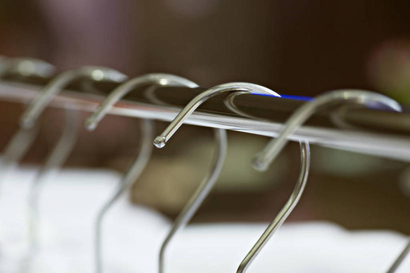 无人,横图,室内,特写,白天,正面,衬衫,静物,五个,一排,许多,吊挂,悬挂,阴影,不锈钢,朦胧,模糊,整齐,反射,不锈钢制品,影子,挂,排列,夹子,队列,衣夹,彩图,衬衣