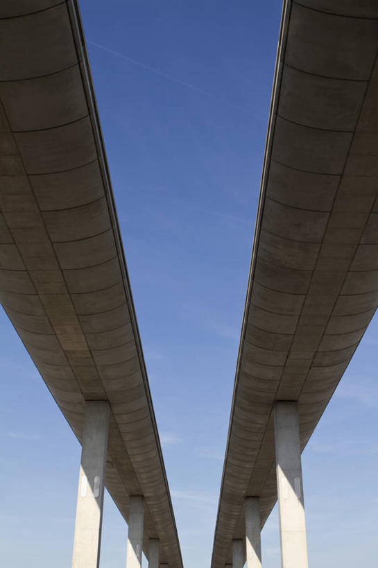 无人,竖图,室外,白天,仰视,度假,美景,城市风光,城市,道路,路,公路,澳大利亚,阴影,光线,影子,景观,高架,交通,娱乐,蓝色,蓝天,天空,阳光,天,享受,休闲,景色,放松,晴朗,大洋洲,澳洲,高架桥,高架道路,跨线桥,昆士兰州,万里无云,南方大陆,首府,澳大利亚联邦,凯恩斯,晴空,晴空万里,彩图,低角度拍摄