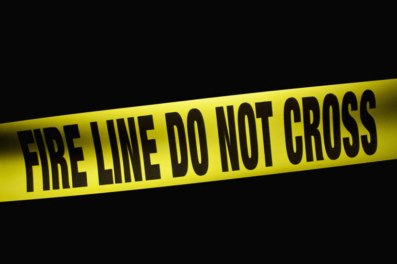 无人,横图,室内,特写,白天,正面,静物,一排,阴影,黑色背景,整齐,反射,英文,标志,文字,影子,字符,字母,分开,标识,排列,黄色,黑色,隔断,摄影,影棚,英文字母,隔离,队列,封闭,间隔,警戒线,封锁线,断绝,隔开,屏蔽,屏绝,远离,中断,阻遏,阻隔,封锁,彩图,影棚拍摄,拍摄