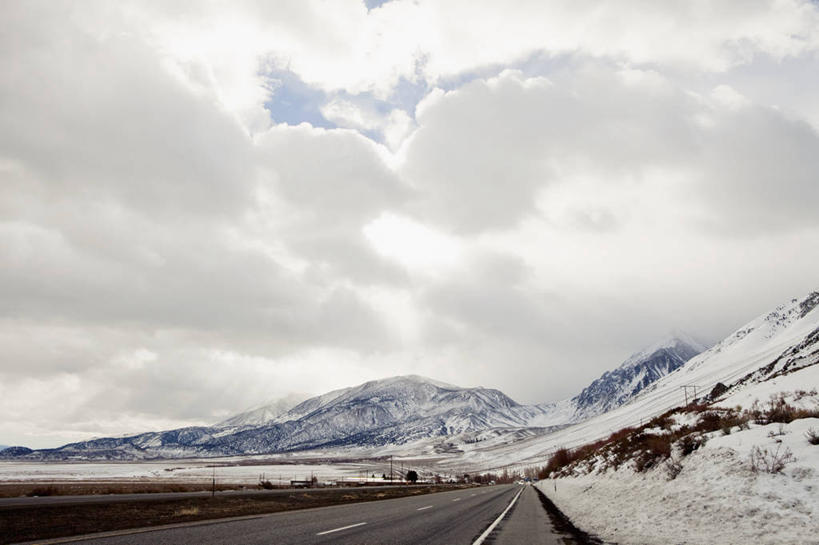 无人,横图,室外,白天,正面,旅游,度假,美景,山,雪,雪山,大雪,道路,路,公路,美国,阴影,光线,影子,冰,积雪,景观,山峰,雪景,云,云朵,冬季,冬天,分界线,停车线,交通,山峦,云彩,娱乐,蓝色,白云,蓝天,天空,阳光,自然,天,享受,休闲,景色,放松,寒冷,晴朗,车行道,车行道分界线,冰冷,北美,北美洲,加利福尼亚,自然风光,标线,美洲,加州,车行线,加利福尼亚州,金州,黄金州,北亚美利加洲,亚美利加洲,严寒,冰凉,酷寒,凛冽,凛凛,极冷,莫诺湖,晴空,马路,彩图