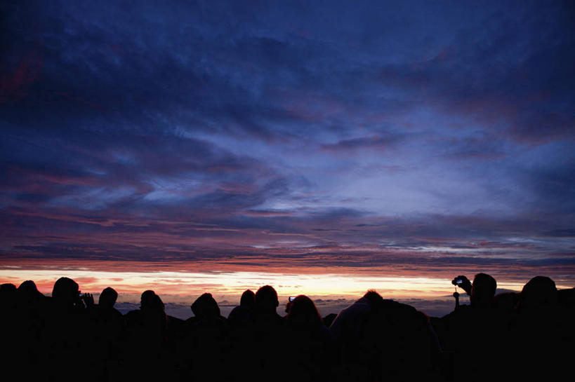 西方人,公园,站,横图,室外,白天,岛屿,日落,相机,夏威夷,欧洲,美国,欧洲人,行人,游客,游人,握,阴影,服装,朦胧,模糊,光线,影子,晚霞,霞光,云,云朵,落日,许多人,背光,拿,云彩,拿着,休闲装,路人,旅客,拍照,背面,衣服,白云,阳光,黄昏,数码相机,站着,一群人,休闲,休闲服,彩霞,握着,摄影,服饰,北美,北美洲,国家公园,美洲,逆光,夏威夷州,爱洛哈之州,北亚美利加洲,亚美利加洲,夕照,薄暮,过客,哈雷阿卡拉国家公园,男人,男性,年轻男性,年轻女性,女人,女性,白种人,照相机,列岛,群岛,诸岛,夕阳,站立,半身,彩图,照相,傍晚,毛伊岛,茂伊岛,茂宜岛,山谷之岛,斜阳