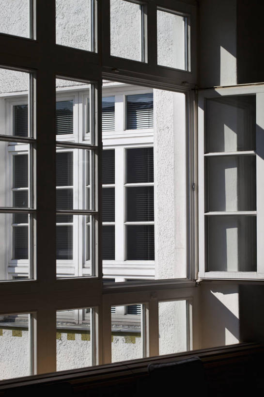 无人,竖图,室内,白天,正面,度假,美景,窗户,城市风光,城市,德国,欧洲,阴影,光线,纹路,纹理,影子,景观,首都,背光,娱乐,柏林,玻璃窗,阳光,享受,休闲,景色,放松,西欧,逆光,德意志联邦共和国,肌理,柏林州,彩图