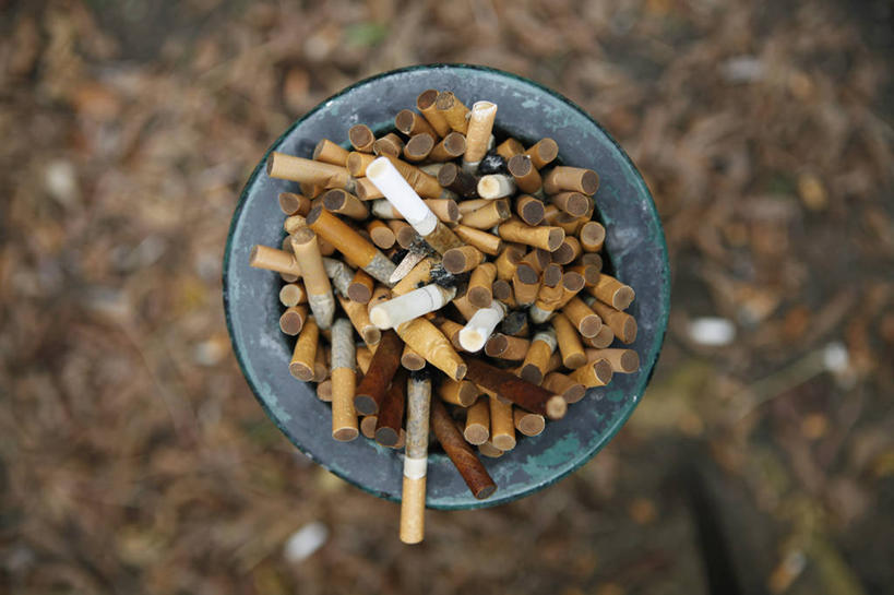 无人,横图,俯视,室外,特写,白天,植物,香烟,一堆,许多,堆叠,堆积,枯萎,朦胧,模糊,塑料,枯草,草,一个,黄色,塑料制品,烟,单个,堆,烟灰缸,烟碟,烟盅,卷烟,烟草,纸烟,烟缸,彩图,高角度拍摄