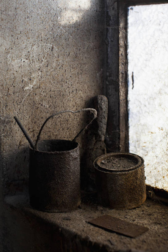 无人,竖图,室内,白天,正面,壁炉,窗户,桌面,桌子,阴影,反射,木制,木桶,桶,影子,玻璃窗,木制品,容器,取暖,肮脏,储藏,储存,邋遢,龌龊,污秽,恶浊,彩图,取暖设备,贮存