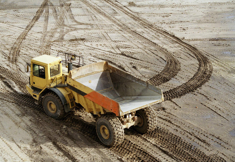 无人,横图,俯视,室外,特写,白天,窗户,一辆,泥土,土壤,玻璃窗,车,黑色,车窗,轮胎,建筑工地,交通工具,工程车,橡胶,载具,橡胶制品,车胎,地盘,建筑地盘,施工地盘,彩图,高角度拍摄,工地,外胎,翻斗车,自卸汽车