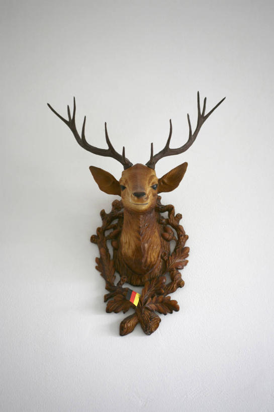 无人,竖图,室内,特写,白天,白色背景,正面,哺乳动物,鹿,野生动物,旗帜,国旗,圣诞节,节日,庆祝,装饰,花环,文化,一只,动物,庆典,可爱,摄影,活泼,影棚,纪念,华丽,修饰,圣诞花环,点缀,德国国旗,衬托,美观,雅致,雅观,圣诞圈,旗,彩图,影棚拍摄,拍摄,三色旗