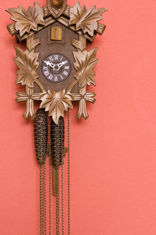 无人,竖图,室内,特写,白天,正面,静物,吊挂,悬挂,红色背景,时间,时钟,墙,挂,计时,墙壁,墙面,一个,钟表,表,摄影,影棚,单个,布谷鸟钟,咕咕钟,钟,彩图,影棚拍摄,拍摄