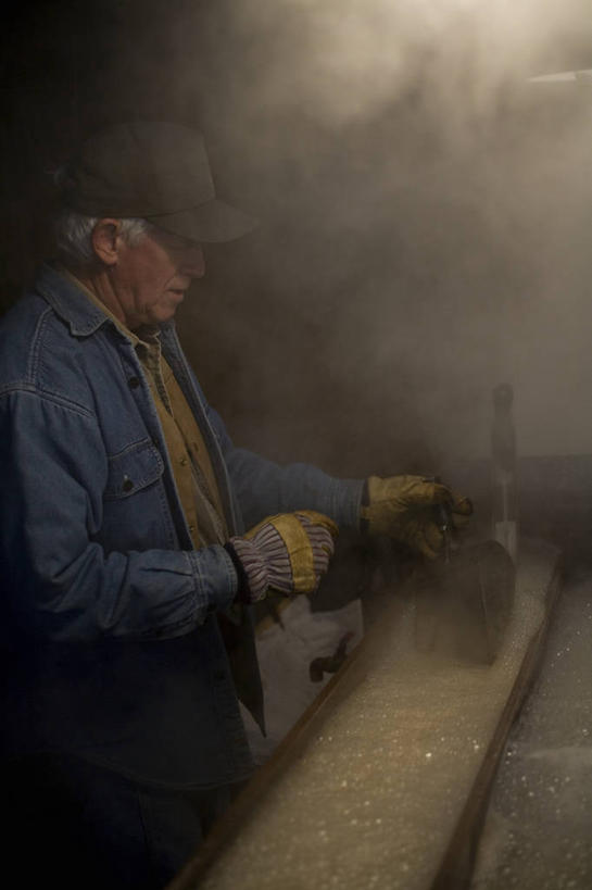 西方人,一个人,站,竖图,俯视,室内,白天,安全,帽子,欧洲,欧洲人,仅一个男性,仅一个人,握,阴影,服装,粘稠,光线,影子,烟雾,灯光,调料,糖,防护,调味品,拿,调味料,拿着,注视,休闲装,运动帽,衣服,手套,低头,观察,看,站着,仅一个老年男性,休闲,休闲服,鸭舌帽,握着,服饰,观看,糖浆,保护,察看,关注,保险,黏稠,保全,周全,安稳,安定,防护手套,垂头,浓厚,食槽,饲料槽,平安,老年男性,男人,男性,白种人,站立,半身,彩图,高角度拍摄