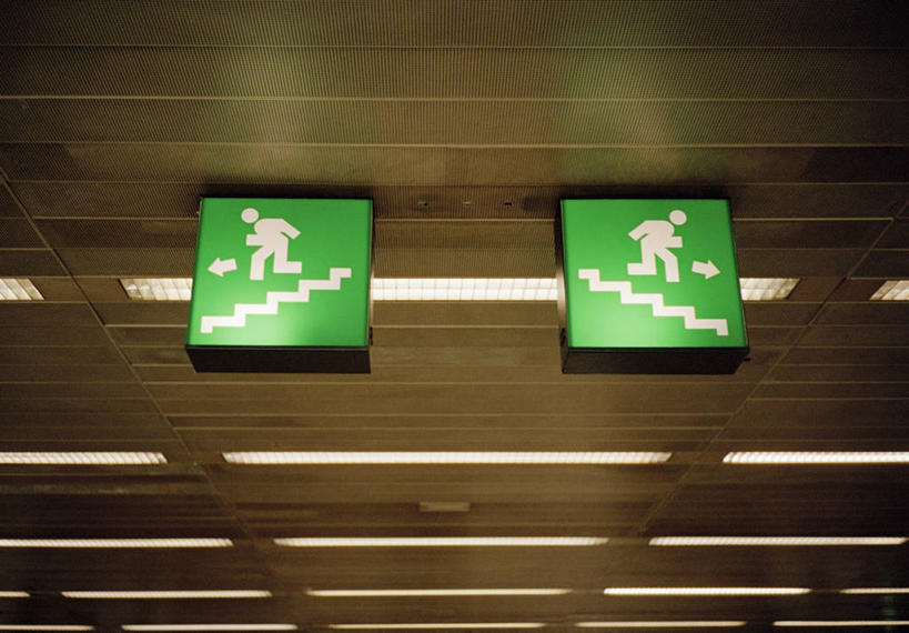 无人,攀登,横图,室内,特写,白天,仰视,天花板,金属制品,照明,一排,阴影,整齐,并列,并排,光线,金属,梯子,影子,阶梯,灯光,顶灯,台阶,灯,排列,灯具,爬,上升,消防,照亮,照明设备,队列,平行,登高,消防器材,攀爬,彩图,低角度拍摄,防火梯