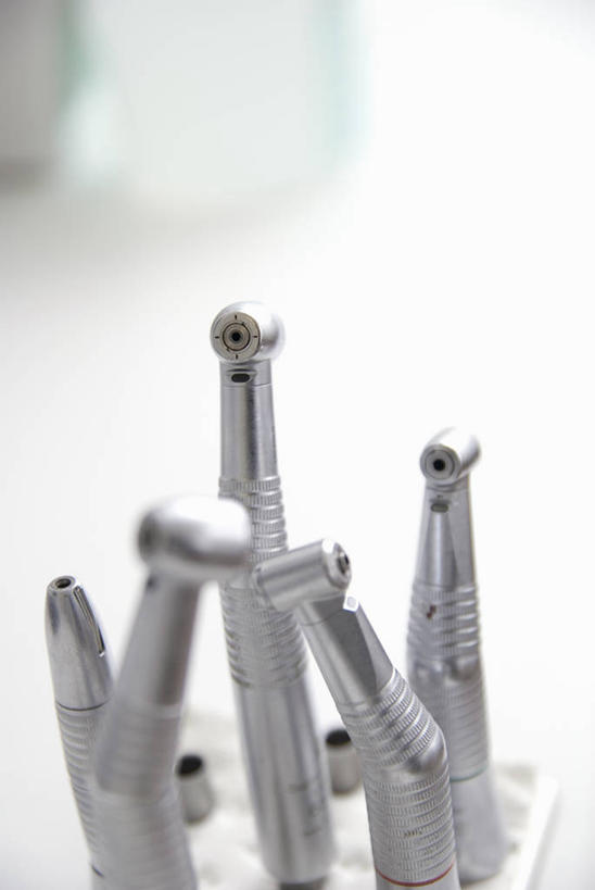 无人,竖图,俯视,室内,特写,白天,白色背景,纯洁,静物,金属制品,阴影,朦胧,模糊,反射,金属,影子,银色,摄影,信仰,影棚,高贵,牙钻,雅致,彩图,高角度拍摄,影棚拍摄,拍摄