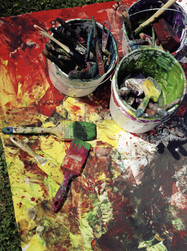 无人,竖图,俯视,室内,特写,白天,装修,静物,阴影,朦胧,模糊,装饰,反射,材料,铁桶,桶,影子,凌乱,装潢,粉刷,容器,刷子,储藏,油漆,保护,涂料,混乱,储存,纷乱,缭乱,庞杂,彩图,高角度拍摄,贮存