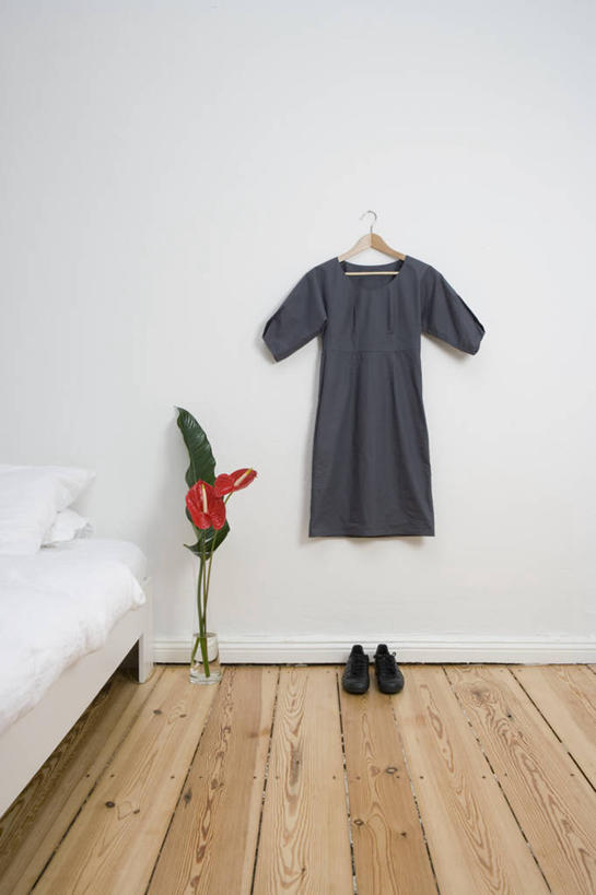 无人,家,竖图,室内,白天,正面,裙子,别墅,地板,家具,卧室,装修,建筑,百合花,鞋子,衣架,欧式,一双,吊挂,悬挂,阴影,连衣裙,装饰,盛开,反射,木制,影子,房屋,墙,屋子,公寓,地面,豪华,挂,花蕾,建设,现代,装潢,洋房,楼房,木地板,墙壁,墙面,住宅,花,花瓣,花朵,鲜花,一朵,白色,木制品,室内装潢,花苞,花蕊,一件,华丽,修饰,样板房,明亮,点缀,舒适,家居装潢,房屋设计,地中海风格,古典风格,简约风格,室内设计,宽敞,强瞿,样板房装潢,衬托,美观,雅致,雅观,百合蒜,倒仙,番韭,山丹,设计,挂衣架,晾衣架,彩图,房子,睡房,卧房,火焰百合