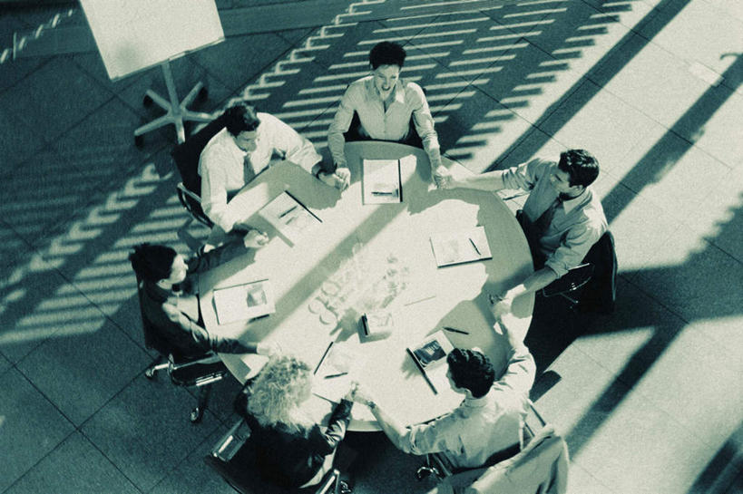 西方人,伙伴,朋友,商务人士,商务男性,商务女性,办公室,坐,说,横图,俯视,室内,白天,衬衫,讨论,友谊,合作,团队,家具,桌子,椅子,欧洲,欧洲人,许多,握,阴影,套装,光线,笔,材料,档案,文件,影子,办公桌,办公用品,许多人,注视,文具,会议椅,学习用品,资料,观察,看,一群人,战略,握着,观看,办公椅,文具用品,察看,关注,文档,商务装,记录板,工薪阶层,记事板,办公家具,联合,合谋,商务椅,培训椅,交流,配合,协作,男人,男性,女人,女性,中年男性,中年女性,白种人,白领,上班族,沟通,讲话,交谈,商讨,说话,谈话,坐着,彩图,高角度拍摄,全身,衬衣