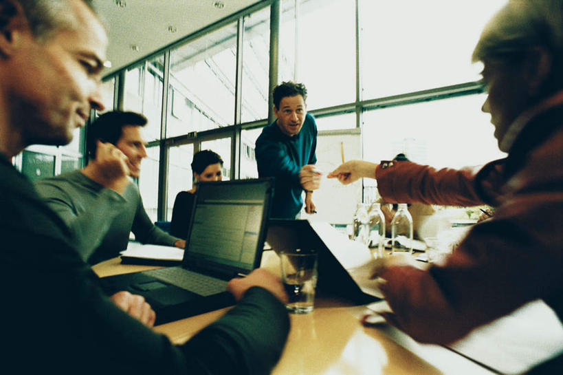 西方人,背部,伙伴,朋友,商务人士,商务男性,商务女性,办公室,站,坐,说,横图,室内,白天,正面,衬衫,讨论,友谊,合作,团队,电脑,笔记本电脑,水,窗户,家具,落地窗,桌子,杯子,椅子,欧洲,欧洲人,指,套装,朦胧,模糊,网络,材料,档案,文件,液体,办公桌,许多人,注视,指点,通讯设备,饮用水,玻璃窗,玻璃制品,会议椅,水杯,资料,矿泉水,观察,看,站着,一群人,战略,观看,办公椅,察看,无线,指向,关注,文档,通信设备,商务装,无线网络,无线上网,便携式电脑,工薪阶层,蒸馏水,办公家具,联合,合谋,商务椅,培训椅,交流,配合,协作,手提电脑,男人,男性,女人,女性,中年男性,中年女性,白种人,白领,上班族,玻璃杯,沟通,讲话,交谈,商讨,说话,谈话,站立,坐着,半身,彩图,衬衣