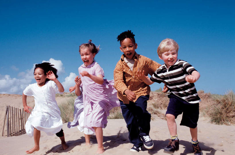 西方人,儿童,伙伴,朋友,栏杆,跑,笑,微笑,露齿笑,横图,室外,白天,正面,友谊,纯洁,沙滩,欧洲,欧洲人,五个人,阴影,服装,光线,沙子,影子,栅栏,海岸,篱笆,云,云朵,围栏,沙地,许多人,云彩,注视,休闲装,护栏,小孩,衣服,蓝色,白云,蓝天,天空,阳光,天,观察,看,一群人,休闲,休闲服,可爱,童年,童趣,服饰,晴朗,观看,察看,关注,童真,烂漫,无邪,天真,友情,男孩,男人,男性,女孩,女人,女性,白种人,海滩,晴空,跑步,彩图,全身,男生,女生