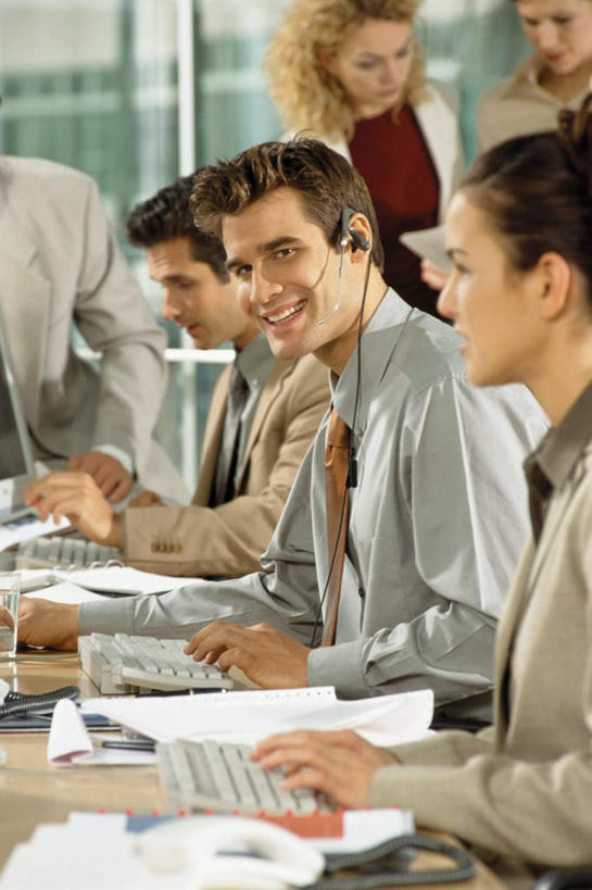 西方人,同事,商务人士,商务男性,商务女性,办公室,站,坐,笑,微笑,露齿笑,竖图,室内,白天,侧面,衬衫,西装,通讯,成功,合作,团队,集体,信心,客服,窗户,家具,落地窗,桌子,欧洲,欧洲人,五个人,握,阴影,套装,正装,朦胧,模糊,光线,信息,笔,材料,档案,文件,影子,纸,办公桌,办公用品,领带,许多人,拿,听,话务员,拿着,扭头,注视,职业装,队伍,玻璃窗,文具,耳机,耳麦,话筒,手稿,学习用品,资料,观察,看,站着,转头,一群人,服务,握着,通信,观看,协调,文具用品,证明,察看,麦克风,领导,成就,关注,文档,销售,商务装,合伙,领袖,工薪阶层,客服人员,电话销售,办公家具,接待员,男人,男性,年轻男性,年轻女性,女人,女性,白种人,白领,接线员,上班族,站立,坐着,半身,彩图,衬衣