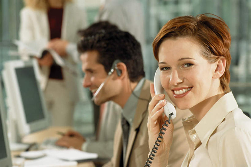 西方人,手,伙伴,朋友,商务人士,商务男性,商务女性,办公室,站,坐,笑,打电话,微笑,露齿笑,横图,室内,白天,正面,衬衫,西装,通讯,友谊,合作,团队,客服,电脑,显示器,鼠标,键盘,家具,桌子,电话,欧洲,欧洲人,五个人,敲打,握,阴影,套装,正装,朦胧,模糊,光线,网络,信息,材料,档案,文件,影子,纸,办公桌,领带,许多人,拿,话务员,拿着,扭头,注视,职业装,输入,输入设备,通讯设备,耳机,耳麦,话筒,手稿,资料,打字,观察,看,站着,转头,一群人,手部,电话线,台式电脑,战略,服务,握着,通信,观看,单手,点击,协调,敲击,证明,察看,麦克风,关注,文档,销售,通信设备,商务装,工薪阶层,输出设备,客服人员,电话销售,办公家具,联合,合谋,接待员,交流,配合,协作,按键,男人,男性,年轻男性,年轻女性,女人,女性,白种人,白领,接线员,上班族,电话机,沟通,通话,站立,坐着,半身,彩图,衬衣