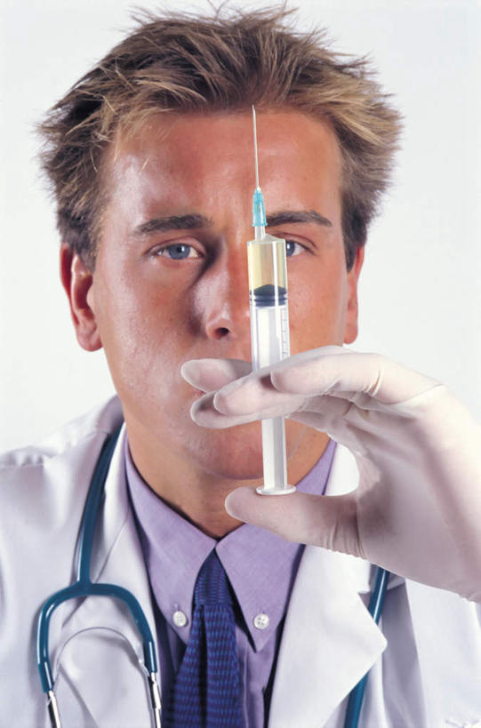 西方人,脸,头,脸颊,手,一个人,医生,举,竖图,室内,特写,白天,白色背景,正面,工作服,制服,欧洲,欧洲人,仅一个男性,仅一个人,握,阴影,光线,影子,拿,拿着,注视,肩膀,仅一个年轻男性,手套,听诊器,观察,看,托,医护人员,医疗人员,手部,橡胶,针管,针筒,握着,注射,摄影,影棚,观看,单手,察看,医疗,医疗设备,注射器,关注,医疗器械,橡胶手套,医疗工具,橡胶制品,医用手套,工作制服,检测工具,男人,男性,年轻男性,白种人,头部,脸部,脸蛋,面部,大夫,举起,举手,举着,向上举,向上伸,向上托,半身,彩图,影棚拍摄,工作套服,拍摄