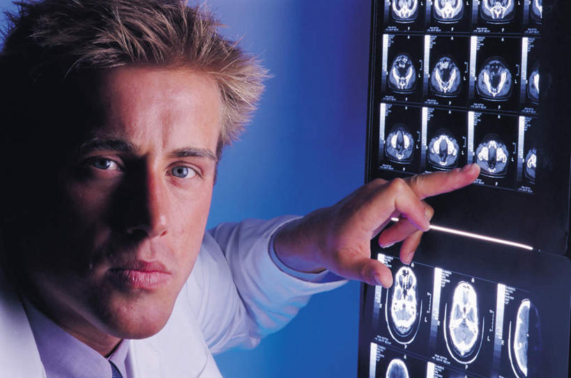 西方人,脸,头,脸颊,手,一个人,医生,横图,x光片,室内,特写,白天,侧面,工作服,制服,欧洲,欧洲人,仅一个男性,仅一个人,指,阴影,蓝色背景,辐射,光线,科学,医学,影子,扭头,注视,指点,肩膀,仅一个年轻男性,观察,看,转头,医护人员,医疗人员,手部,摄影,影棚,观看,单手,察看,医疗,科学技术,x射线,指向,关注,x光,工作制服,男人,男性,年轻男性,白种人,头部,脸部,脸蛋,面部,大夫,半身,彩图,影棚拍摄,工作套服,拍摄,电磁波,电磁辐射