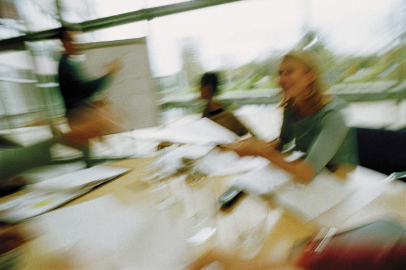 西方人,三个人,伙伴,朋友,商务人士,商务男性,商务女性,办公室,站,坐,笑,说,打电话,微笑,露齿笑,横图,室内,白天,正面,衬衫,讨论,友谊,合作,团队,窗户,家具,落地窗,桌子,电话,手机,椅子,欧洲,欧洲人,阴影,套装,服装,朦胧,模糊,光线,材料,档案,文件,影子,纸,办公桌,注视,休闲装,通讯设备,玻璃窗,衣服,会议椅,手稿,黑板,资料,观察,看,站着,休闲,休闲服,战略,教学,服饰,观看,办公椅,证明,察看,关注,文档,商务装,工薪阶层,办公家具,联合,合谋,商务椅,培训椅,耐磨,教学黑板,交流,配合,协作,男人,男性,年轻男性,年轻女性,女人,女性,白种人,白领,上班族,沟通,讲话,交谈,商讨,说话,谈话,通话,站立,坐着,半身,彩图,衬衣