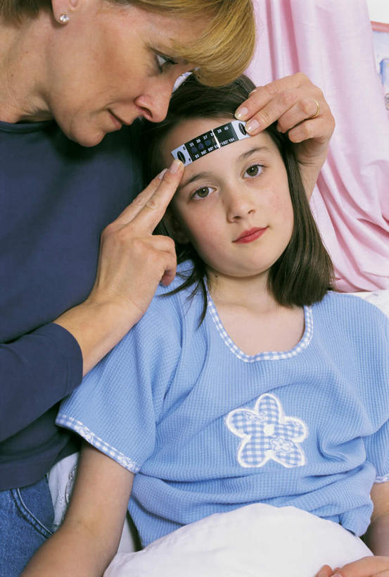 西方人,儿童,两个人,家庭,母亲,女儿,坐,躺,竖图,室内,白天,正面,纯洁,安全,床,生活用品,纺织品,欧洲,欧洲人,握,阴影,服装,装饰,光线,医学,测量,毛毯,器材,毯子,温度计,影子,双人床,床单,拿,拿着,注视,休闲装,被子,显示屏,纺织,小孩,衣服,体温计,垫子,观察,看,休闲,温暖,温馨,母女,一家人,休闲服,可爱,母爱,童年,童趣,握着,服饰,观看,担忧,华丽,修饰,快速,温度,点缀,和睦,察看,感冒,医疗,卫生,准确,被单,体温,忧虑,关注,精度,忧郁,精准,发烧,电子温度计,电子体温计,童真,烂漫,无邪,流感,物理,感温头,温度传感器,读数,快捷,医用温度计,量温棒,热电偶,衬托,美观,雅致,雅观,卧着,担心,天真,年轻女性,女孩,女人,女性,白种人,孩子,年轻人,躺着,卧,坐着,半身,彩图,融洽,女生