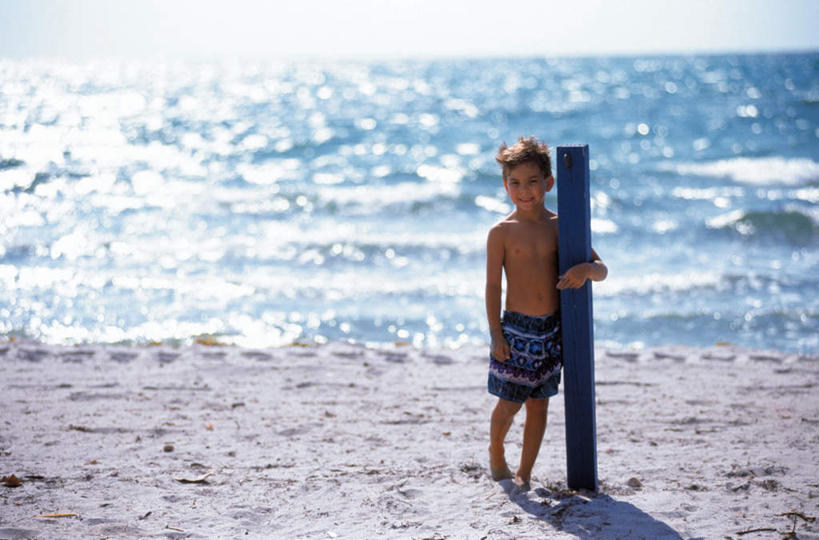 西方人,儿童,一个人,站,笑,微笑,露齿笑,横图,室外,白天,正面,纯洁,海浪,海洋,沙滩,欧洲,欧洲人,仅一个男性,仅一个人,握,阴影,泳裤,光线,棍子,沙子,影子,海岸,浪花,水平线,辽阔,海平线,沙地,拿,拿着,注视,裸露,小孩,蓝色,蓝天,天空,阳光,海水,天,观察,看,靠,靠着,站着,仅一个小孩,广阔,可爱,童年,童趣,握着,晴朗,观看,一望无际,察看,关注,裸,海景,童真,烂漫,无邪,万里无云,无边无际,一马平川,天真,男孩,男人,男性,白种人,孩子,大海,风浪,海,海水的波动,海滩,近岸浪,涌浪,晴空,晴空万里,站立,彩图,全身,水天相接,水天一线,男生