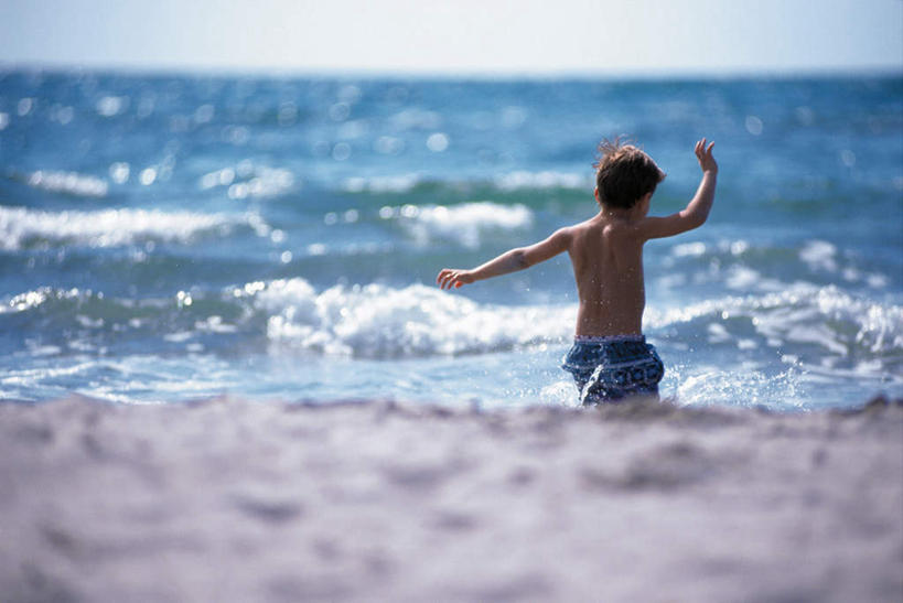 西方人,儿童,一个人,举,横图,室外,白天,游戏,纯洁,海浪,海洋,沙滩,欧洲,欧洲人,仅一个男性,仅一个人,奔驰,阴影,泳裤,朦胧,模糊,光线,沙子,影子,海岸,浪花,水平线,辽阔,海平线,沙地,玩,注视,娱乐,裸露,小孩,背面,蓝色,蓝天,天空,阳光,海水,天,奔跑,观察,看,托,仅一个小孩,休闲,广阔,可爱,童年,童趣,晴朗,观看,活动,一望无际,察看,发泄,关注,消遣,智力,裸,海景,童真,烂漫,无邪,万里无云,宣泄,无边无际,一马平川,天真,男孩,男人,男性,白种人,孩子,大海,风浪,海,海水的波动,海滩,近岸浪,涌浪,晴空,晴空万里,举起,举手,举着,玩耍,嬉戏,向上举,向上伸,向上托,彩图,全身,水天相接,水天一线,男生