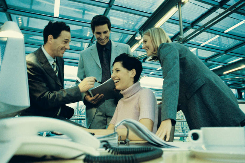 西方人,四个人,伙伴,朋友,商务人士,商务男性,商务女性,办公室,站,坐,笑,说,打电话,微笑,露齿笑,横图,室内,白天,仰视,衬衫,讨论,友谊,合作,团队,电脑,显示器,鼠标,键盘,窗户,家具,落地窗,桌子,杯子,电话,照明,欧洲,欧洲人,握,阴影,套装,服装,光线,网络,笔,瓷器,影子,办公桌,灯光,办公用品,记事本,咖啡杯,陶瓷制品,拿,拿着,注视,休闲装,输入设备,通讯设备,顶灯,玻璃窗,灯,文具,衣服,本子,笔记本,话筒,学习用品,灯具,观察,看,站着,休闲,休闲服,电话线,台式电脑,战略,握着,服饰,观看,文具用品,照亮,察看,照明设备,关注,瓷杯,通信设备,商务装,工薪阶层,输出设备,办公家具,联合,合谋,交流,配合,协作,男人,男性,年轻男性,年轻女性,女人,女性,白种人,白领,上班族,电话机,沟通,讲话,交谈,商讨,说话,谈话,通话,站立,坐着,半身,彩图,低角度拍摄,衬衣