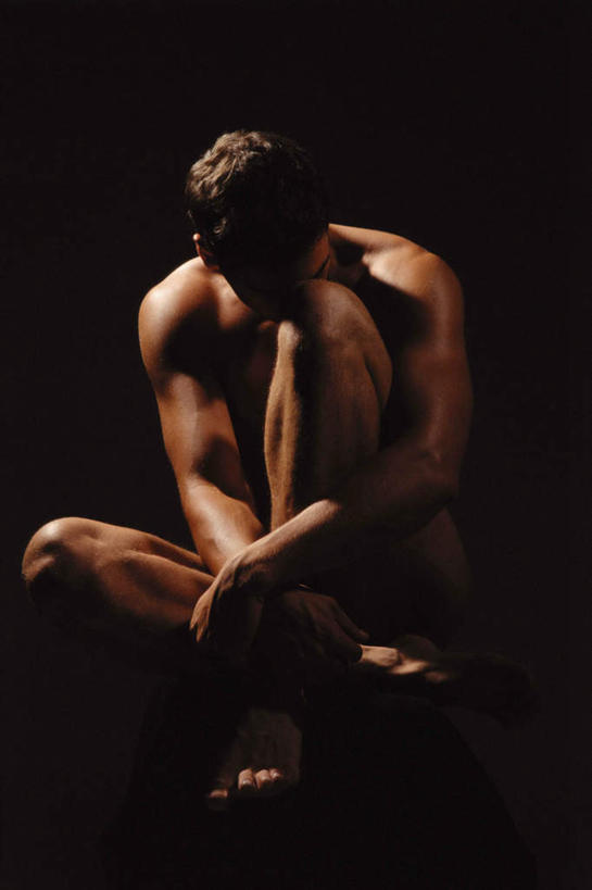 西方人,肌肉,健壮,一个人,坐,抱,竖图,室内,白天,正面,欧洲,欧洲人,仅一个男性,仅一个人,阴影,黑色背景,光线,影子,注视,裸露,仅一个年轻男性,低头,观察,看,健康,活力,力量,帅哥,摄影,影棚,赤裸,抱着,观看,飘逸,青春,美男,察看,搂着,强壮,关注,裸,萧洒,潇洒,花美男,靓仔,俊男,美男子,型男,男人,男性,年轻男性,白种人,搂,搂抱,坐着,彩图,全身,影棚拍摄,拍摄