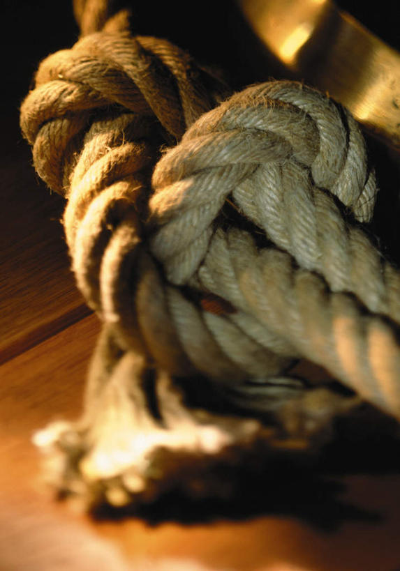 无人,竖图,俯视,室内,特写,白天,地板,静物,阴影,环绕,缠绕,光线,纹路,纹理,影子,地面,木地板,草绳,绳子,绳索,纠缠,肌理,稻草绳,彩图,高角度拍摄