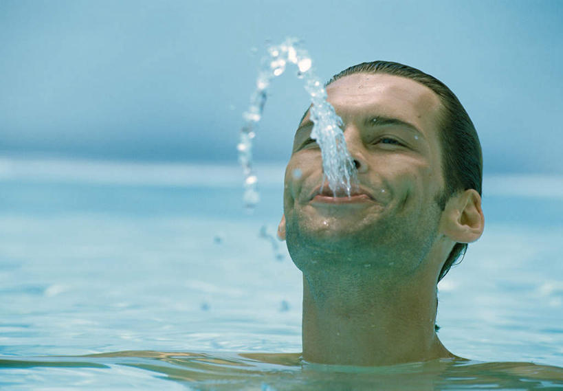 西方人,脸,头,脸颊,一个人,游泳池,横图,室外,白天,正面,水,欧洲,欧洲人,仅一个男性,仅一个人,阴影,飞溅,溅,光线,液体,影子,水池,水滴,水面,注视,泳池,裸露,肩膀,水珠,仅一个年轻男性,阳光,观察,看,吐,观看,察看,关注,喷洒,裸,男人,男性,年轻男性,白种人,头部,脸部,脸蛋,面部,半身,彩图