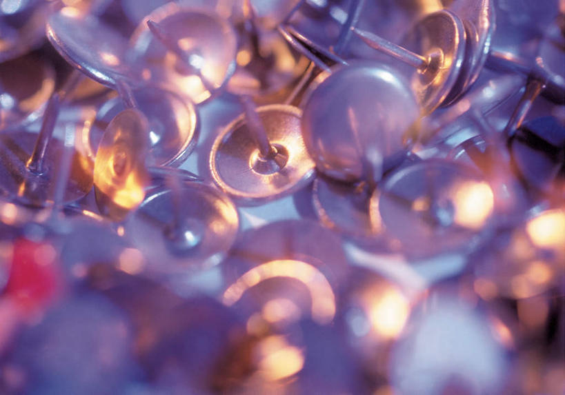 无人,横图,俯视,室内,特写,白天,生活用品,静物,金属制品,一堆,许多,阴影,堆叠,堆积,朦胧,模糊,光线,金属,影子,办公用品,文具,学习用品,日用品,图钉,堆,文具用品,彩图,高角度拍摄