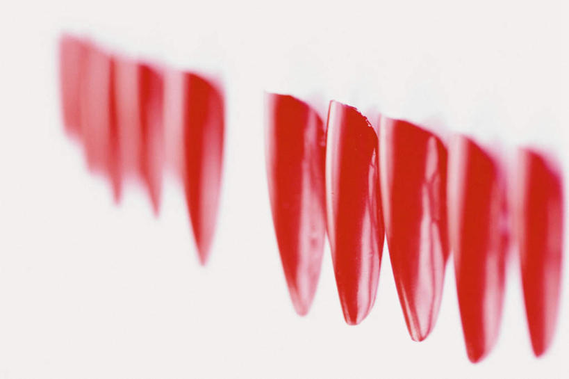 指甲,无人,横图,室内,特写,白天,白色背景,正面,兴奋,热情,静物,一排,许多,阴影,朦胧,模糊,整齐,装饰,光线,影子,开放,指甲油,排列,红色,健康,温暖,奔放,活力,积极,激情,摄影,朝气,影棚,华丽,修饰,暖色,吉祥,点缀,生命,队列,饱满,假指甲,衬托,美观,雅致,雅观,革命,热烈,赤色,充实,斗志,喜气,主动,手指甲,彩图,影棚拍摄,欢乐,拍摄