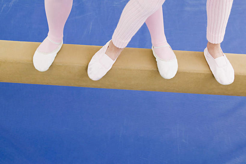 西方人,儿童,腿部,腿,两个人,伙伴,朋友,站,横图,俯视,室内,特写,白天,友谊,纯洁,单杠,地板,鞋子,欧洲,欧洲人,阴影,光线,影子,地面,运动器械,袜子,木地板,小孩,蓝色,站着,健身器械,可爱,童年,童趣,张开双腿,长袜,舞鞋,芭蕾舞鞋,健身器材,芭蕾鞋,童真,烂漫,无邪,长筒袜,足尖鞋,展开双腿,长统袜,天真,友情,女孩,女人,女性,白种人,站立,半身,彩图,高角度拍摄,运动器材,女生,伸展双腿