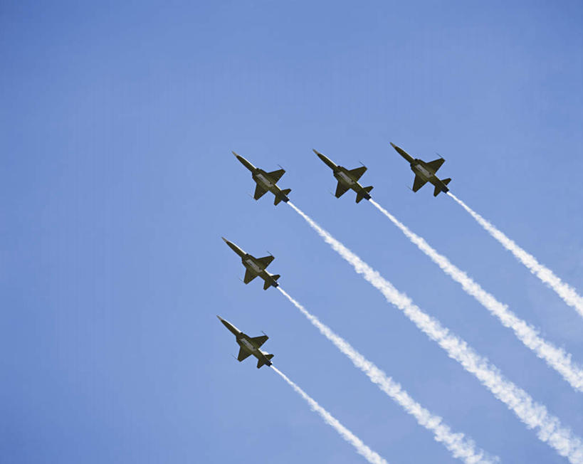 无人,横图,室外,白天,仰视,飞机,许多,飞翔,阴影,飞行,光线,影子,烟雾,翱翔,航空,飞,排列,蓝色,蓝天,天空,阳光,交通工具,天,战争,空军,晴朗,污染,废气,战斗机,载具,轰炸机,军用机,飞机尾迹,军用战斗机,五架,尾迹云,机尾云,飞机拉烟,云带,尾迹,万里无云,机尾迹,飞机尾气,摆列,晴空,晴空万里,彩图,低角度拍摄,布列,分列