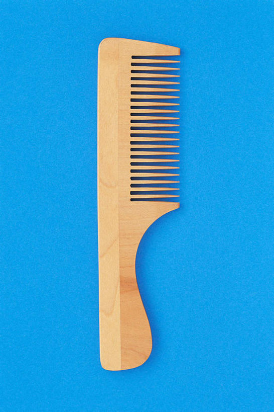 无人,竖图,俯视,室内,特写,白天,静物,一把,阴影,蓝色背景,光线,木制,影子,梳子,木制品,日用品,摄影,影棚,美发用品,彩图,高角度拍摄,影棚拍摄,拍摄