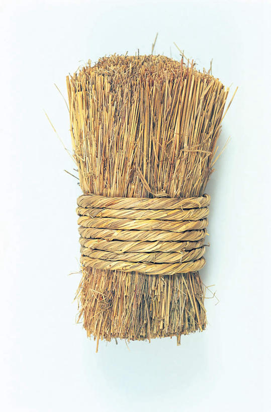 无人,竖图,室内,特写,白天,白色背景,正面,阴影,环绕,缠绕,光线,影子,干草,一个,草绳,绳子,草垛,摄影,影棚,单个,捆绑,绳索,纠缠,绑缚,稻草绳,干草垛,彩图,影棚拍摄,拍摄