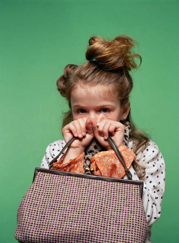 西方人,儿童,脸,头,脸颊,手,一个人,站,竖图,室内,特写,白天,正面,纯洁,欧洲,欧洲人,双手,仅一个女性,仅一个人,握,绿色背景,阴影,服装,光线,包,书包,影子,拿,拿着,注视,休闲装,肩膀,小孩,衣服,背包,观察,看,站着,仅一个小孩,休闲,手部,休闲服,可爱,童年,童趣,握着,遮,遮掩,摄影,服饰,影棚,观看,单肩包,察看,掩盖,遮挡,关注,童真,烂漫,无邪,委屈,遮盖,掩饰,天真,女孩,女人,女性,白种人,孩子,头部,脸部,脸蛋,面部,站立,半身,彩图,影棚拍摄,拍摄,女生