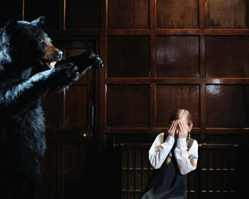 西方人,儿童,一个人,站,横图,室内,白天,正面,纯洁,壁炉,野生动物,熊,黑熊,欧洲,欧洲人,仅一个女性,仅一个人,遮脸,阴影,服装,光线,影子,墙,注视,休闲装,墙壁,墙面,一只,小孩,衣服,白色,阳光,动物,观察,看,站着,仅一个小孩,休闲,休闲服,可爱,童年,童趣,服饰,观看,害怕,察看,胆怯,关注,凶猛,童真,烂漫,无邪,畏惧,黑瞎子,熊瞎子,残暴,天真,凶残,女孩,女人,女性,白种人,孩子,站立,半身,彩图,女生