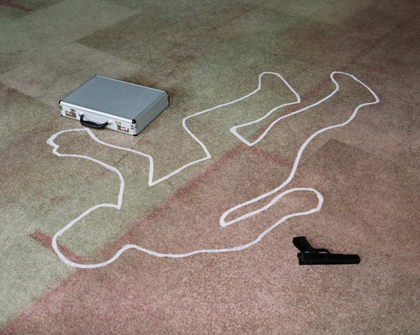 无人,横图,俯视,室内,白天,安全,竞争,对抗,阴影,冲突,光线,瓷砖,地砖,枪支,影子,地面,破坏,一个,箱子,武器,保险箱,战争,手枪,单个,轮廓,保护,损坏,犯罪,攻击,威胁,对立,矛盾,兵器,保险,私密,防御,枪械,弹夹,敌对,挫败,斗争,抗拒,抗衡,杀伤,威慑,子弹夹,犯罪现场,粉笔轮廓,尸体轮廓,危险,彩图,高角度拍摄,全身