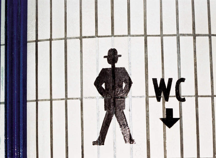 无人,横图,室内,特写,白天,正面,卫生间,洗手间,静物,阴影,光线,英文,标志,瓷砖,文字,影子,字符,字母,墙,标识,墙壁,墙面,英文字母,男性,厕所,彩图,拟人